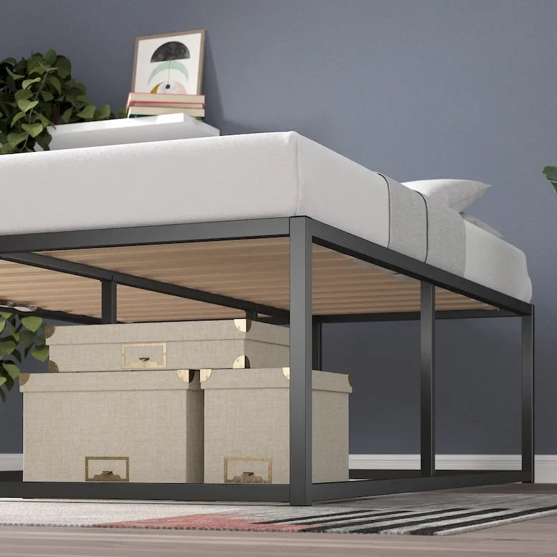 Estructura de cama de plataforma de metal negro con listones de madera