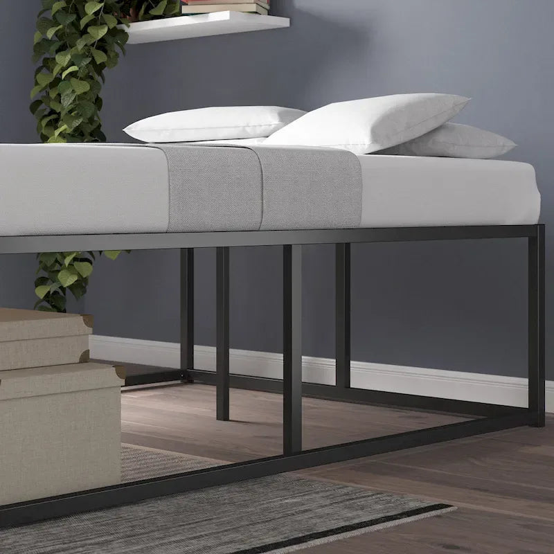 Estructura de cama de plataforma de metal negro con listones de madera