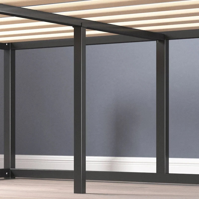 Estructura de cama de plataforma de metal negro con listones de madera
