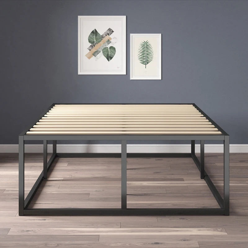 Estructura de cama de plataforma de metal negro con listones de madera
