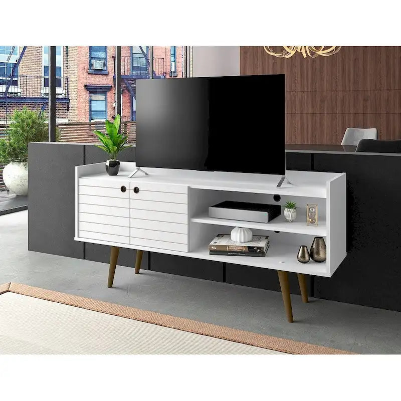 Mueble multimedia de estilo moderno de mediados de siglo, con estantes y patas de madera maciza