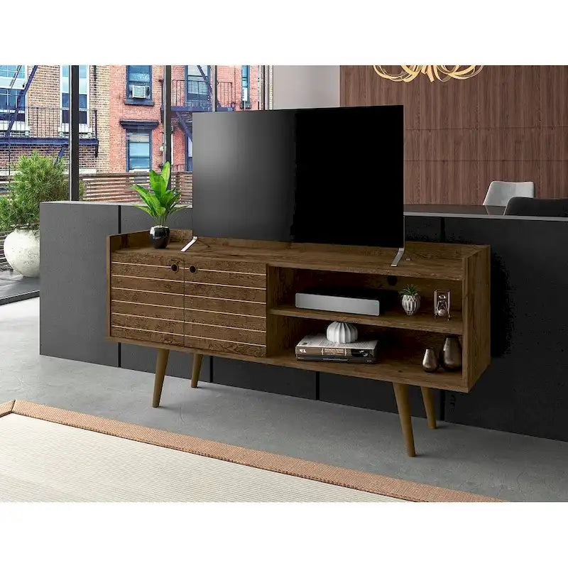 Mueble multimedia de estilo moderno de mediados de siglo, con estantes y patas de madera maciza