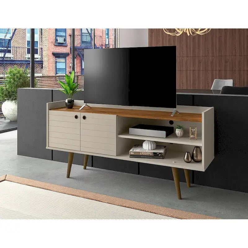 Mueble multimedia de estilo moderno de mediados de siglo, con estantes y patas de madera maciza