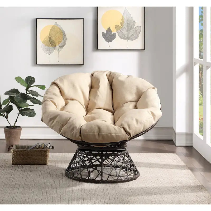 Sillón Papasan con cojín redondo color crema y tejido de mimbre marrón