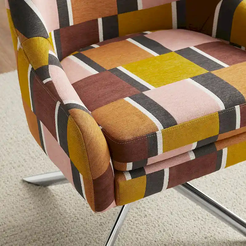 Sillón decorativo giratorio tapizado con base cromada