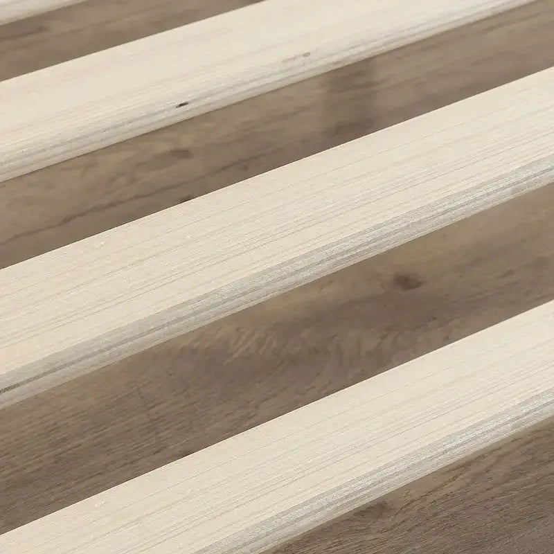 Estructura de cama de plataforma metálica de perfil bajo, tamaño matrimonial, con listones de madera