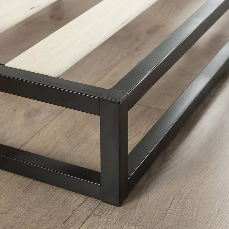 Estructura de cama de plataforma metálica de perfil bajo, tamaño matrimonial, con listones de madera