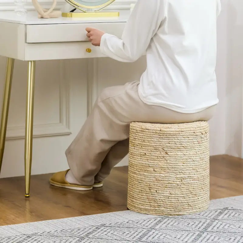 Pouf rotondo intrecciato in foglie di tifa naturale con struttura in legno