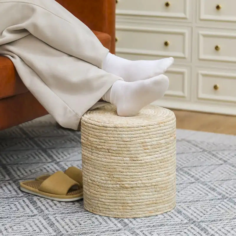 Pouf rotondo intrecciato in foglie di tifa naturale con struttura in legno