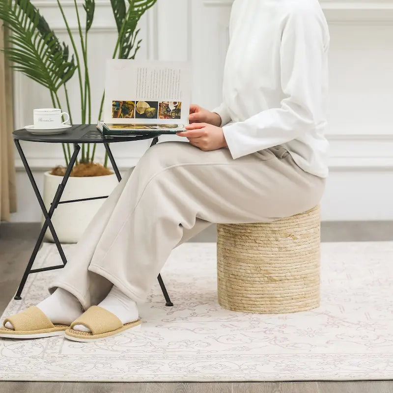 Pouf rotondo intrecciato in foglie di tifa naturale con struttura in legno