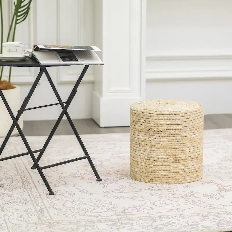 Pouf rotondo intrecciato in foglie di tifa naturale con struttura in legno