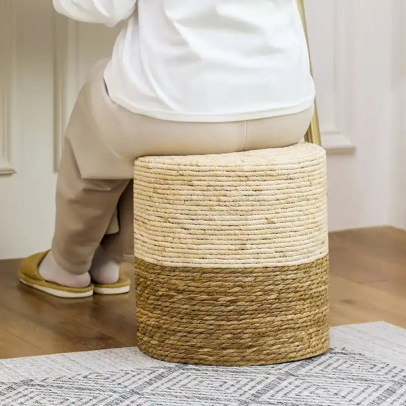 Pouf rotondo intrecciato in foglie di tifa naturale con struttura in legno