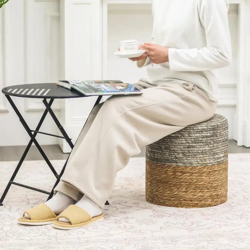 Pouf rotondo intrecciato in foglie di tifa naturale con struttura in legno