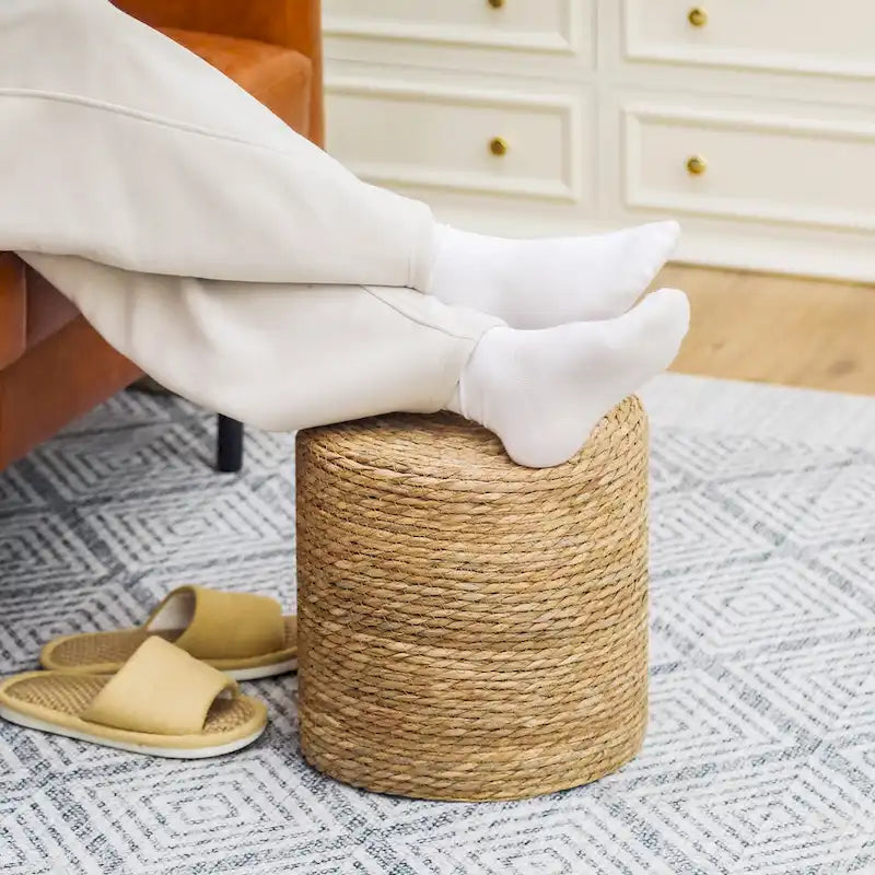 Pouf rotondo intrecciato in foglie di tifa naturale con struttura in legno