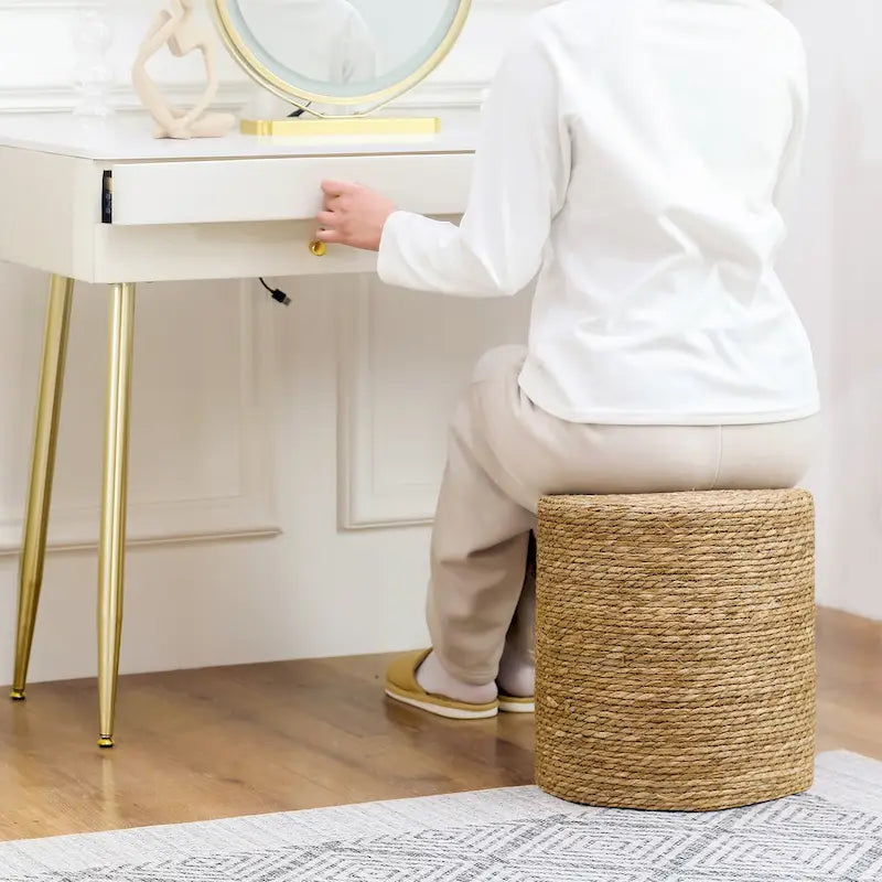 Pouf rotondo intrecciato in foglie di tifa naturale con struttura in legno